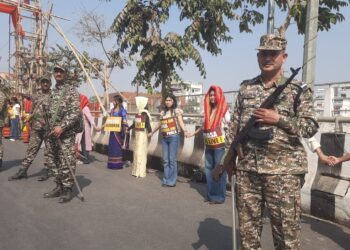 রোমান স্ক্রিপ্টের দাবিতে ধারাবাহিক আন্দোলনের অংশ হিসেবে স্বামী বিবেকানন্দ ময়দান থেকে বৌদ্ধ মন্দির পর্যন্ত মানববন্ধনে শামিল বিভিন্ন সংগঠন ও আন্দোলনকারীরা।