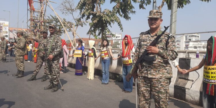 রোমান স্ক্রিপ্টের দাবিতে ধারাবাহিক আন্দোলনের অংশ হিসেবে স্বামী বিবেকানন্দ ময়দান থেকে বৌদ্ধ মন্দির পর্যন্ত মানববন্ধনে শামিল বিভিন্ন সংগঠন ও আন্দোলনকারীরা।
