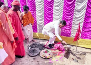 সোমবার মহা শিব চতুর্দশীর পুণ্য তিথিতে আগরতলা মহাবীর ক্লাবের বহুবছর প্রাচীন সার্বজনীন কালী মন্দিরের ভিত্তিপ্রস্তর স্থাপন করলেন আগরতলা পুর নিগমের মেয়র দীপক মজুমদার—ধর্মীয় আবহে অনুষ্ঠিত হয় এই শুভ অনুষ্ঠান। 