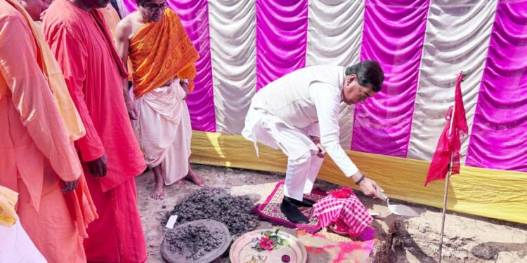 সোমবার মহা শিব চতুর্দশীর পুণ্য তিথিতে আগরতলা মহাবীর ক্লাবের বহুবছর প্রাচীন সার্বজনীন কালী মন্দিরের ভিত্তিপ্রস্তর স্থাপন করলেন আগরতলা পুর নিগমের মেয়র দীপক মজুমদার—ধর্মীয় আবহে অনুষ্ঠিত হয় এই শুভ অনুষ্ঠান। 