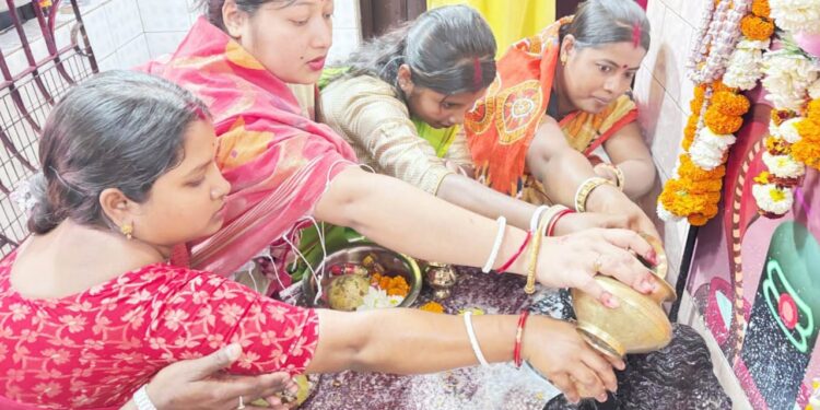 শিব চতুর্দশী উপলক্ষে আগরতলা শহরের বটতলা শিব মন্দির ও শিব বাড়ি সহ বিভিন্ন শিবালয়ে ভক্তদের ঢল—ভোর থেকেই বিশেষ পূজা, অভিষেক ও আরতিতে মুখরিত মন্দির চত্বর, সর্বত্র ভক্তিময় পরিবেশ। 