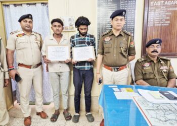 সিনেমার কায়দায় প্রতারণা! ১১ তারিখে ওএলএক্সে মোবাইল বিক্রির বিজ্ঞাপন দিয়ে ফাঁদ পাতে প্রতারকরা—চন্দ্রপুরে বিক্রেতার বাড়ি ও চারিপাড়ায় ক্রেতার বাড়ি ঘিরে প্রতারণার অভিযোগ। আগরতলা পূর্ব থানার পুলিশি তদন্তে দুই চোরকে গ্রেফতার করা হয়েছে। 