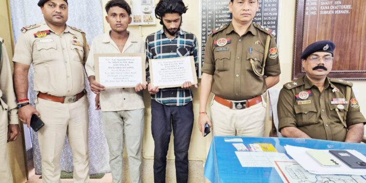 সিনেমার কায়দায় প্রতারণা! ১১ তারিখে ওএলএক্সে মোবাইল বিক্রির বিজ্ঞাপন দিয়ে ফাঁদ পাতে প্রতারকরা—চন্দ্রপুরে বিক্রেতার বাড়ি ও চারিপাড়ায় ক্রেতার বাড়ি ঘিরে প্রতারণার অভিযোগ। আগরতলা পূর্ব থানার পুলিশি তদন্তে দুই চোরকে গ্রেফতার করা হয়েছে। 