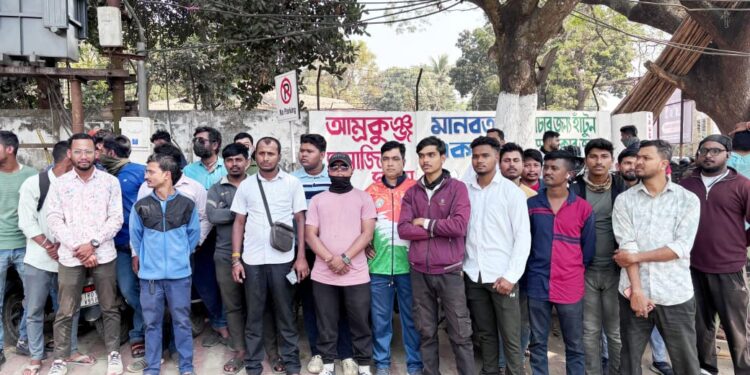 হঠাৎ করেই অনির্দিষ্টকালের জন্য বন্ধ ঘোষণা উবের বাইক পরিষেবা। প্রতিদিনের যাতায়াতে ভরসার এই পরিষেবা বন্ধ হওয়ায় বিপাকে নিত্যযাত্রীরা।