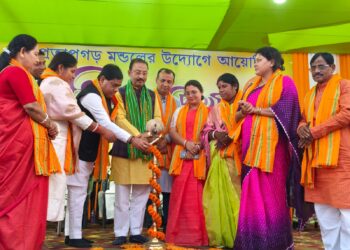 প্রতাপগড়ের ১৩ নম্বরে বিজেপি মণ্ডলের উদ্যোগে আয়োজিত মিলন মেলায় অংশ নিলেন সাংসদ রাজীব ভট্টাচার্য। দলীয় কর্মীদের সঙ্গে সৌজন্য বিনিময় ও সাংগঠনিক আলোচনা ঘিরে জমে উঠল আয়োজন।