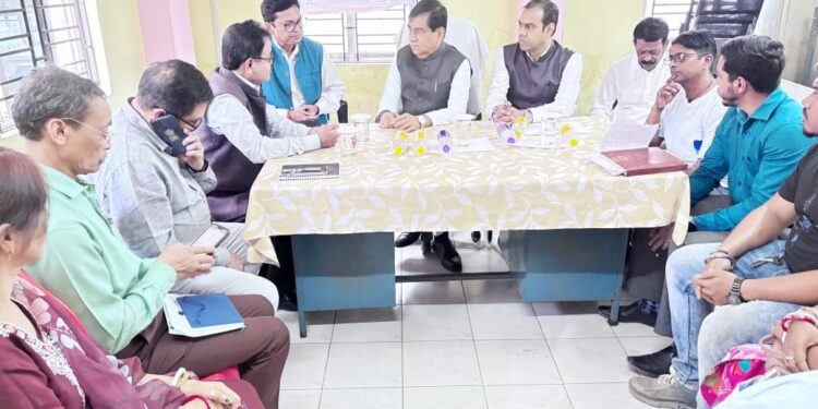 হঠাৎ পরিদর্শনে ৩২ নম্বর ওয়ার্ড অফিসে হাজির দীপক মজুমদার  পরিষেবা ও কাজের অগ্রগতি খতিয়ে দেখে প্রয়োজনীয় নির্দেশ দেন মেয়র।