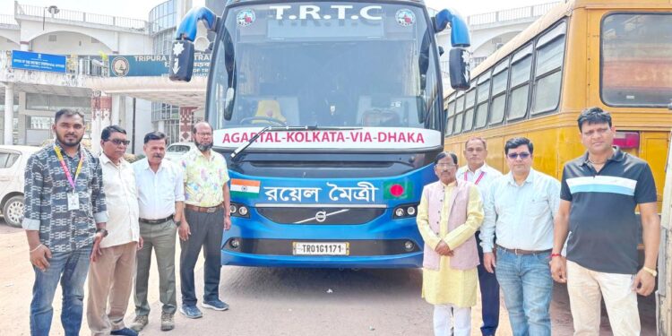 দীর্ঘ বিরতির পর ফের চাকা ঘোরার অপেক্ষায় আগরতলা–ঢাকা–কলকাতা মৈত্রী বাস পরিষেবা। গত বছরের সেপ্টেম্বর থেকে বাংলাদেশের অস্থির পরিস্থিতির জেরে বন্ধ থাকা এই আন্তর্জাতিক রুট শিগগিরই পুনরায় চালুর পথে।