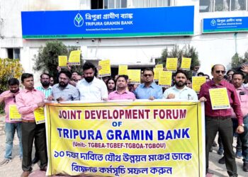 ১০ দফা দাবি আদায়ের দাবিতে ত্রিপুরা গ্রামীণ ব্যাংকের জয়েন্ট ডেভেলপমেন্ট ফোরামের উদ্যোগে শনিবার সদর দপ্তরের সামনে বিক্ষোভ কর্মসূচি পালিত হয়।