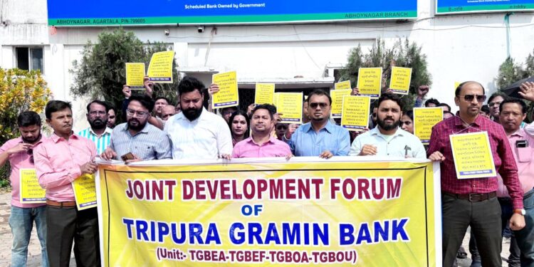 ১০ দফা দাবি আদায়ের দাবিতে ত্রিপুরা গ্রামীণ ব্যাংকের জয়েন্ট ডেভেলপমেন্ট ফোরামের উদ্যোগে শনিবার সদর দপ্তরের সামনে বিক্ষোভ কর্মসূচি পালিত হয়।