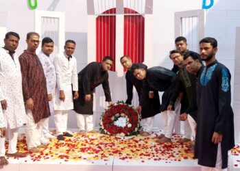 “মহান শহীদ দিবস ও আন্তর্জাতিক মাতৃভাষা দিবস ২০২৬” উপলক্ষে Bangladesh Assistant High Commission-এ গাম্ভীর্য ও শ্রদ্ধার সঙ্গে পালন করা হলো বিভিন্ন কর্মসূচি। জাতীয় সঙ্গীতের সঙ্গে জাতীয় পতাকা অর্ধনমিত করা হয় এবং ‘আমার ভাইয়ের রক্তে রাঙানো একুশে ফেব্রুয়ারি’ গানের মাধ্যমে অস্থায়ী শহীদ মিনারে পুষ্পস্তবক অর্পণ করে ভাষা শহিদদের প্রতি শ্রদ্ধা নিবেদন করা হয়। অনুষ্ঠানে উপস্থিত ছিলেন সহকারী হাই কমিশনার হাসান আল বাসার আবুল উলায়ীসহ অন্যান্য অতিথিবৃন্দ।