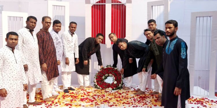 “মহান শহীদ দিবস ও আন্তর্জাতিক মাতৃভাষা দিবস ২০২৬” উপলক্ষে Bangladesh Assistant High Commission-এ গাম্ভীর্য ও শ্রদ্ধার সঙ্গে পালন করা হলো বিভিন্ন কর্মসূচি। জাতীয় সঙ্গীতের সঙ্গে জাতীয় পতাকা অর্ধনমিত করা হয় এবং ‘আমার ভাইয়ের রক্তে রাঙানো একুশে ফেব্রুয়ারি’ গানের মাধ্যমে অস্থায়ী শহীদ মিনারে পুষ্পস্তবক অর্পণ করে ভাষা শহিদদের প্রতি শ্রদ্ধা নিবেদন করা হয়। অনুষ্ঠানে উপস্থিত ছিলেন সহকারী হাই কমিশনার হাসান আল বাসার আবুল উলায়ীসহ অন্যান্য অতিথিবৃন্দ।