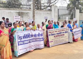 হারানো কাজ পুনর্বহালের দাবিতে সরব কমিউনিটি হেলথ গাইড কর্মীরা। রাজ্য সরকারের কাছে নিজেদের ন্যায্য দাবি জানিয়ে গণধর্নায় সামিল হয়ে দ্রুত সমাধানের আর্জি তুললেন তারা।