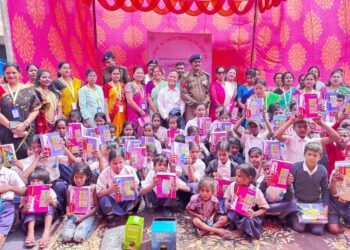 রাজধানীর খেজুরবাগান হিন্দি উচ্চ বিদ্যালয়ে মানবিক উদ্যোগে এগিয়ে এল কেন্দ্রীয় রিজার্ভ পুলিশ বাহিনীর ১২৪ নম্বর ব্যাটেলিয়ন। পড়ুয়াদের হাতে তুলে দেওয়া হল বই-খাতা সহ শিক্ষা সামগ্রী ও ক্রীড়া উপকরণ। সমাজের প্রতি দায়বদ্ধতার বার্তা ছড়িয়ে দিল এই মহৎ প্রয়াস।