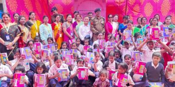 রাজধানীর খেজুরবাগান হিন্দি উচ্চ বিদ্যালয়ে মানবিক উদ্যোগে এগিয়ে এল কেন্দ্রীয় রিজার্ভ পুলিশ বাহিনীর ১২৪ নম্বর ব্যাটেলিয়ন। পড়ুয়াদের হাতে তুলে দেওয়া হল বই-খাতা সহ শিক্ষা সামগ্রী ও ক্রীড়া উপকরণ। সমাজের প্রতি দায়বদ্ধতার বার্তা ছড়িয়ে দিল এই মহৎ প্রয়াস।