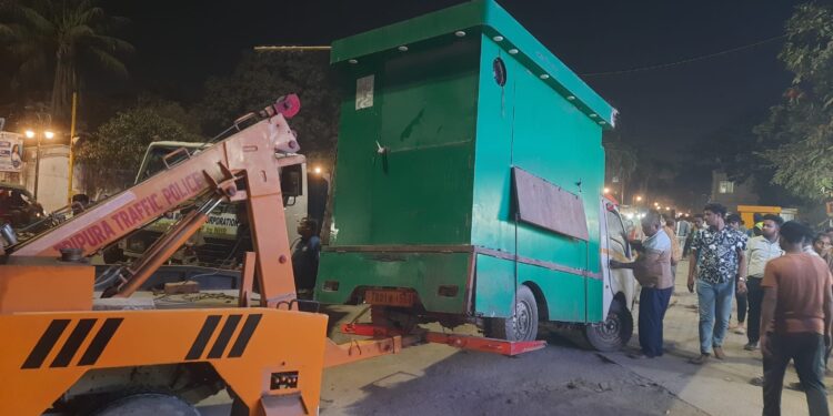 তুলসীবতি স্কুলের সামনে প্রশাসনের উচ্ছেদ অভিযান, সরানো হল অবৈধ দোকানপাট।