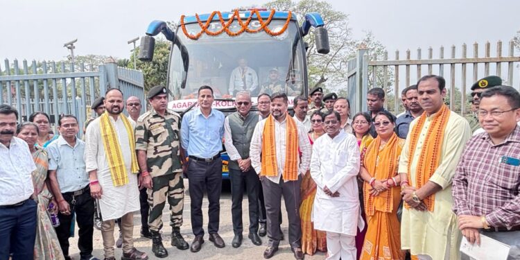 আগরতলা-কলকাতা ভায়া ঢাকা আন্তর্জাতিক বাস পরিষেবা আজ থেকে পুনরায় চালু হল। বাংলাদেশে অস্থিরতার কারণে ২০২৪ সালের সেপ্টেম্বর মাসে নিরাপত্তার স্বার্থে ভারত সরকার এই পরিষেবা সাময়িকভাবে বন্ধ করে দিয়েছিল।