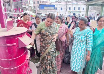 ত্রিপুরার এক ছাত্রী দিল্লির গুরগাঁওয়ে পড়াশোনা করতে গিয়ে নৃশংস নির্যাতনের শিকার—শারীরিক ও মানসিক অত্যাচারের অভিযোগ। ঘটনার প্রতিবাদে সারা ভারত গণতান্ত্রিক নারী সমিতি রাজ্যের মুখ্যমন্ত্রী ও পুলিশ মহা নির্দেশকের সঙ্গে সাক্ষাৎ চাইলেও পূর্বনির্ধারিত চিঠি না থাকায় দেখা সম্ভব নয় বলে জানানো হয়। পরবর্তীতে বাধ্য হয়ে পোস্ট অফিসের মাধ্যমে তাঁদের উদ্দেশ্যে স্মারকলিপি পাঠানো হয়।