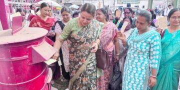 ত্রিপুরার এক ছাত্রী দিল্লির গুরগাঁওয়ে পড়াশোনা করতে গিয়ে নৃশংস নির্যাতনের শিকার—শারীরিক ও মানসিক অত্যাচারের অভিযোগ। ঘটনার প্রতিবাদে সারা ভারত গণতান্ত্রিক নারী সমিতি রাজ্যের মুখ্যমন্ত্রী ও পুলিশ মহা নির্দেশকের সঙ্গে সাক্ষাৎ চাইলেও পূর্বনির্ধারিত চিঠি না থাকায় দেখা সম্ভব নয় বলে জানানো হয়। পরবর্তীতে বাধ্য হয়ে পোস্ট অফিসের মাধ্যমে তাঁদের উদ্দেশ্যে স্মারকলিপি পাঠানো হয়।