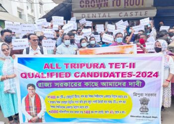 নিয়োগ প্রক্রিয়া দ্রুত সম্পন্ন করার দাবিতে রাজ্য শিক্ষা দপ্তরের সামনে জড়ো টেট উত্তীর্ণ কর্মপ্রার্থীরা, তুলে ধরলেন নিজেদের দাবি ও ক্ষোভ।