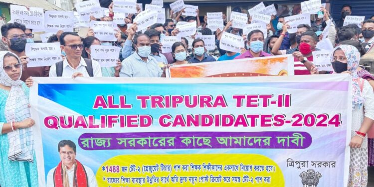 নিয়োগ প্রক্রিয়া দ্রুত সম্পন্ন করার দাবিতে রাজ্য শিক্ষা দপ্তরের সামনে জড়ো টেট উত্তীর্ণ কর্মপ্রার্থীরা, তুলে ধরলেন নিজেদের দাবি ও ক্ষোভ।