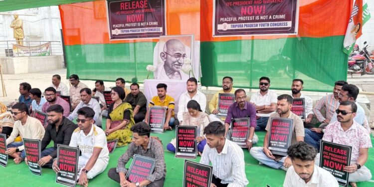 যুব কংগ্রেস প্রধান উদয় ভানু চিব-এর গ্রেপ্তারির প্রতিবাদে রাস্তায় নামল প্রদেশ যুব কংগ্রেস। গণতান্ত্রিক অধিকারের দাবিতে সরব হয়ে তীব্র প্রতিবাদ কর্মসূচি পালন করলেন নেতৃত্ব ও কর্মীরা।