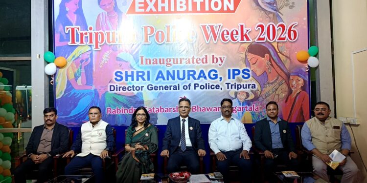 পুলিশ সপ্তাহ উপলক্ষে রবীন্দ্রশতবার্ষিকী ভবন-এ চার দিনব্যাপী প্রদর্শনীর উদ্বোধন করলেন পুলিশ মহা-নির্দেশক অনুরাগ। জনসচেতনতা ও পুলিশ-জনতার সুসম্পর্ক জোরদার করতেই এই বিশেষ আয়োজন।