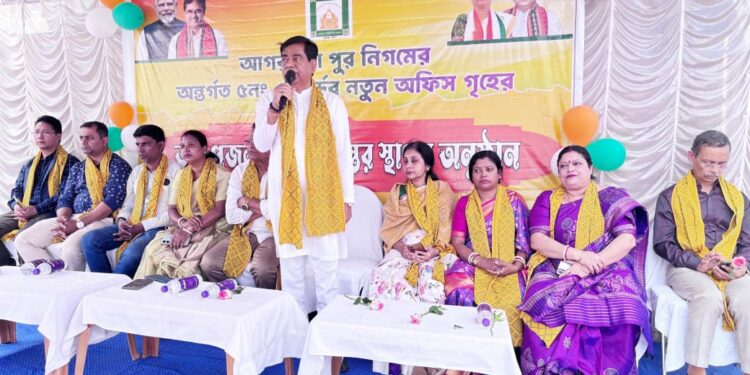 আগরতলা পুর নিগমের ৫ নং ওয়ার্ডের নতুন অফিস ভবনের ভূমিপূজন ও ভিত্তিপ্রস্তর স্থাপন সম্পন্ন। অনুষ্ঠানে উপস্থিত ছিলেন মেয়র দীপক মজুমদার সহ অন্যান্য বিশিষ্টজন।