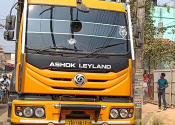 ময়লাখলায় ভয়াবহ সড়ক দুর্ঘটনা—ট্রিপার গাড়ির ধাক্কায় প্রাণ হারালেন এক যুবক। স্থানীয়দের উদ্যোগে গাড়ি আটক, অভিযুক্ত চালক পুলিশের জিম্মায়।