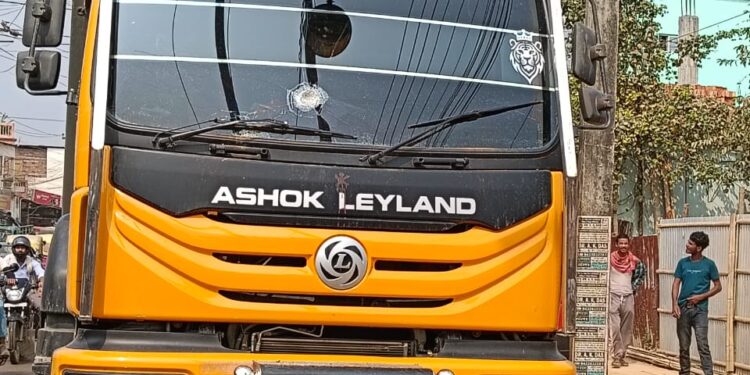 ময়লাখলায় ভয়াবহ সড়ক দুর্ঘটনা—ট্রিপার গাড়ির ধাক্কায় প্রাণ হারালেন এক যুবক। স্থানীয়দের উদ্যোগে গাড়ি আটক, অভিযুক্ত চালক পুলিশের জিম্মায়।