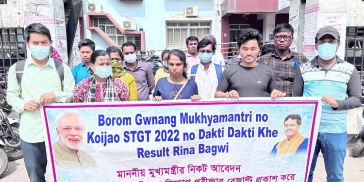 ২০২২ সালের STGT নিয়োগ পরীক্ষার ফলাফল দ্রুত প্রকাশের দাবিতে রাস্তায় নেমেছেন পরীক্ষার্থীরা। দীর্ঘদিনের অপেক্ষা ও অনিশ্চয়তার অবসান চেয়ে তাঁদের সাফ বার্তা—অবিলম্বে ফল প্রকাশ করতে হবে।