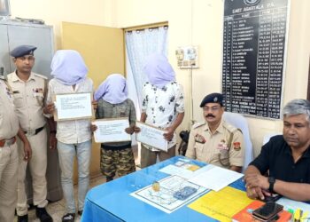 দামী মোবাইল ফোন চুরির ঘটনায় দ্রুত পদক্ষেপ পুলিশের। সূত্রের ভিত্তিতে অভিযানে নেমে তিন নাবালককে আটক করা হয়েছে; পুরো ঘটনার তদন্ত চলছে।