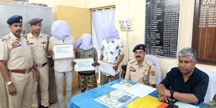 দামী মোবাইল ফোন চুরির ঘটনায় দ্রুত পদক্ষেপ পুলিশের। সূত্রের ভিত্তিতে অভিযানে নেমে তিন নাবালককে আটক করা হয়েছে; পুরো ঘটনার তদন্ত চলছে।