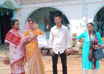 জমি দখলকে কেন্দ্র করে উত্তেজনা চরমে। প্রকাশ্যে হামলার অভিযোগ উঠলেও এখনো ধরাছোঁয়ার বাইরে অভিযুক্তরা। ন্যায়বিচারের আশায় অভিযুক্ত জমি চক্রের দ্রুত গ্রেপ্তারের দাবিতে ফের রামনগর থানায় পৌঁছালেন আক্রান্ত পরিবারের সদস্যরা।