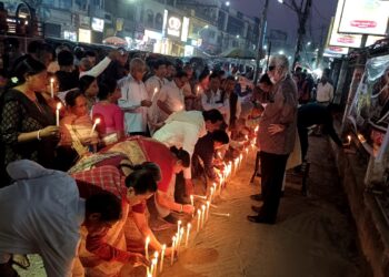ইরান-এর উপর ইজরায়েল-এর হামলার প্রতিবাদে রাজধানীতে নীরব মিছিল। শহরজুড়ে পদযাত্রা শেষে সিটি সেন্টারের সামনে সমবেত হয়ে শান্তির বার্তা দিতে মোমবাতি প্রজ্বলন করেন অংশগ্রহণকারীরা।