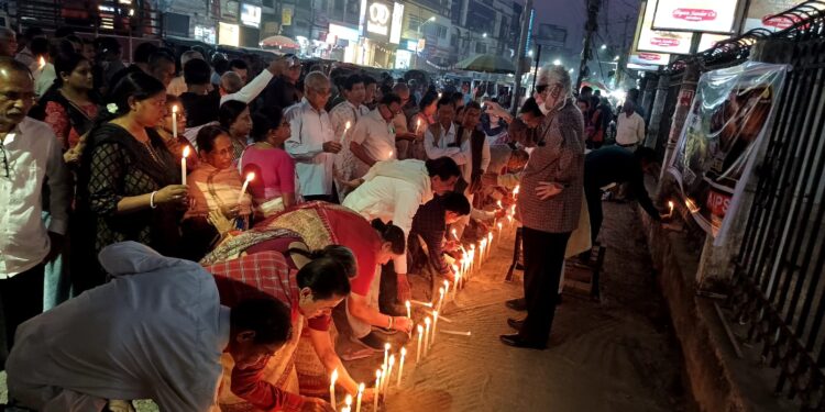 ইরান-এর উপর ইজরায়েল-এর হামলার প্রতিবাদে রাজধানীতে নীরব মিছিল। শহরজুড়ে পদযাত্রা শেষে সিটি সেন্টারের সামনে সমবেত হয়ে শান্তির বার্তা দিতে মোমবাতি প্রজ্বলন করেন অংশগ্রহণকারীরা।