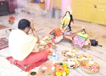 আগরতলার ঐতিহ্যবাহী আগরতলা দুর্গা বাড়ি প্রাঙ্গণে ভক্তিমূলক পরিবেশে অনুষ্ঠিত হলো পৃথিবী পূজা। ধর্মীয় আচার-অনুষ্ঠান ও প্রার্থনার মধ্য দিয়ে মঙ্গল কামনায় অংশ নেন অসংখ্য ভক্তবৃন্দ। 