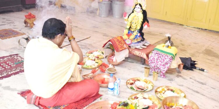 আগরতলার ঐতিহ্যবাহী আগরতলা দুর্গা বাড়ি প্রাঙ্গণে ভক্তিমূলক পরিবেশে অনুষ্ঠিত হলো পৃথিবী পূজা। ধর্মীয় আচার-অনুষ্ঠান ও প্রার্থনার মধ্য দিয়ে মঙ্গল কামনায় অংশ নেন অসংখ্য ভক্তবৃন্দ। 