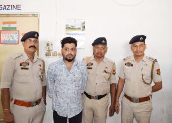 গোপন খবরের ভিত্তিতে অভিযান চালিয়ে এনডিপিএস মামলার পলাতক আসামি রাজা সাহাকে আটক করল পূর্ব থানার পুলিশ। গতকাল গভীর রাতে শনি মন্দির সংলগ্ন এলাকা থেকে তাকে গ্রেপ্তার করা হয়। দীর্ঘদিন ধরেই সে পলাতক ছিল বলে জানা যায়। আজ তাকে কোর্টে তোলা হবে বলে জানান ওসি সুব্রত দেবনাথ।