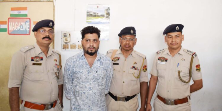 গোপন খবরের ভিত্তিতে অভিযান চালিয়ে এনডিপিএস মামলার পলাতক আসামি রাজা সাহাকে আটক করল পূর্ব থানার পুলিশ। গতকাল গভীর রাতে শনি মন্দির সংলগ্ন এলাকা থেকে তাকে গ্রেপ্তার করা হয়। দীর্ঘদিন ধরেই সে পলাতক ছিল বলে জানা যায়। আজ তাকে কোর্টে তোলা হবে বলে জানান ওসি সুব্রত দেবনাথ।