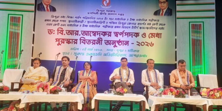 আগরতলার সুকান্ত একাডেমি অডিটোরিয়ামে ত্রিপুরা সরকারের তফসিলি জাতি কল্যাণ দপ্তরের উদ্যোগে ড. বি.আর. আম্বেদকর স্বর্ণপদক ও মেধা পুরস্কার বিতরণী অনুষ্ঠান–২০২৬ অনুষ্ঠিত হয়। মাধ্যমিক ও উচ্চ মাধ্যমিক পরীক্ষায় কৃতিত্ব অর্জনকারী তফসিলি জাতিভুক্ত ছাত্রছাত্রীদের এদিন সম্মানিত করা হয়। অনুষ্ঠানে উপস্থিত ছিলেন রাজ্যের বিভিন্ন দপ্তরের বিশিষ্ট অতিথি ও কর্মকর্তারা।