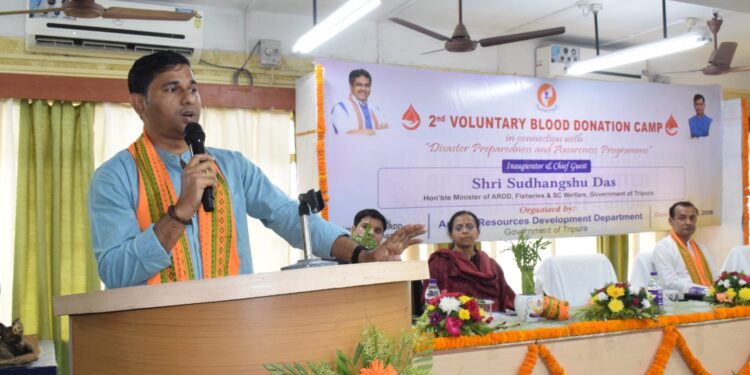  দুর্যোগ প্রস্তুতি ও সচেতনতা কর্মসূচিকে সামনে রেখে গোর্খাবস্তিস্থিত এআরডিডি দপ্তরে দ্বিতীয় স্বেচ্ছাসেবী রক্তদান শিবির অনুষ্ঠিত হয়। শিবিরের উদ্বোধন করেন দপ্তরের মন্ত্রী সুধাংশু দাস।