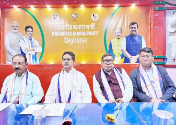 আসন্ন পাহাড় ভোটকে সামনে রেখে টিম ফ্রেম তৈরির লক্ষ্যে আগরতলায় প্রদেশ বিজেপি দপ্তরে বৈঠকে বসল প্রদেশ বিজেপি নেতৃত্ব। বৈঠকে উপস্থিত থেকে নেতৃত্ব দেন মুখ্যমন্ত্রী ডাঃ মানিক সাহা।