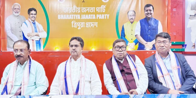 আসন্ন পাহাড় ভোটকে সামনে রেখে টিম ফ্রেম তৈরির লক্ষ্যে আগরতলায় প্রদেশ বিজেপি দপ্তরে বৈঠকে বসল প্রদেশ বিজেপি নেতৃত্ব। বৈঠকে উপস্থিত থেকে নেতৃত্ব দেন মুখ্যমন্ত্রী ডাঃ মানিক সাহা।