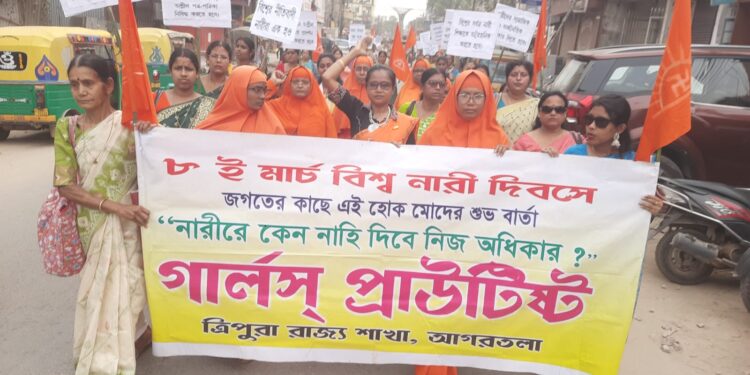 বিভিন্ন দাবিকে সামনে রেখে আগরতলায় গার্লস্ প্রাউটিষ্ট সংগঠনের মিছিল ও পথসভা অনুষ্ঠিত হলো।