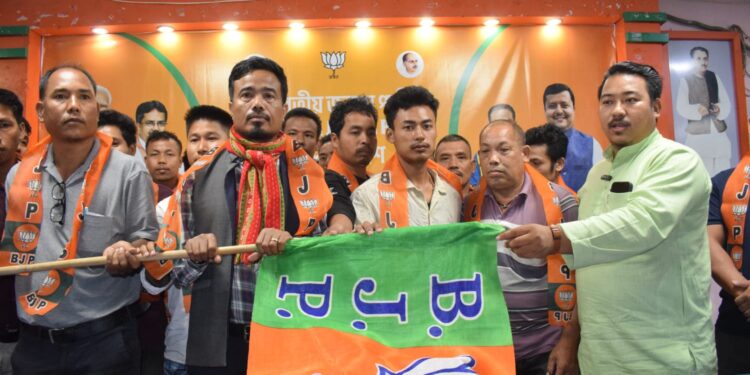 পাহাড় রাজনীতিতে পালাবদলের ইঙ্গিত! মথা শিবিরে ক্রমাগত ভা-ঙ-ন, গেরুয়া শিবিরে যোগদানের হিড়িক।