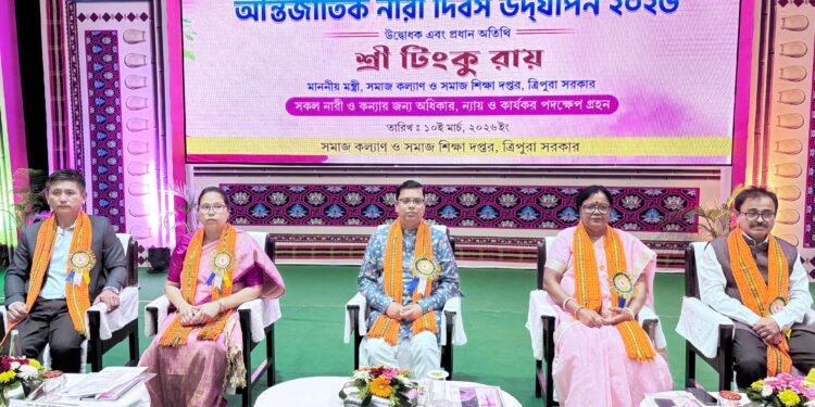  রাজ্যে আন্তর্জাতিক নারী দিবস উদযাপনের মঞ্চ থেকেই শুরু হল নারী আদালত কর্মসূচী। পঞ্চায়েত ভিত্তিক বিশেষ নারী আদালতের মাধ্যমে গ্রাম স্তরেই নারীদের বিরুদ্ধে হওয়া বিভিন্ন অপরাধের দ্রুত বিচার নিশ্চিত করার উদ্যোগ রাজ্য সরকারের।