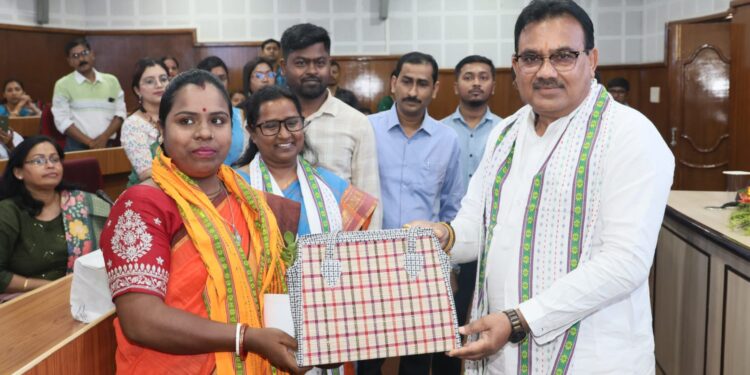  আন্তর্জাতিক নারী দিবস উপলক্ষে প্রজ্ঞা ভবনে অনুষ্ঠিত হল সংবর্ধনা ও সাংস্কৃতিক কর্মসূচী। উদ্যোগে ডাইরেক্টোরিয়েট অফ স্মল সেভিংস, গ্রুপ ইন্সিউরেন্স এন্ড ইনস্টিটিউশনাল ফিনান্স সোসাইটি।