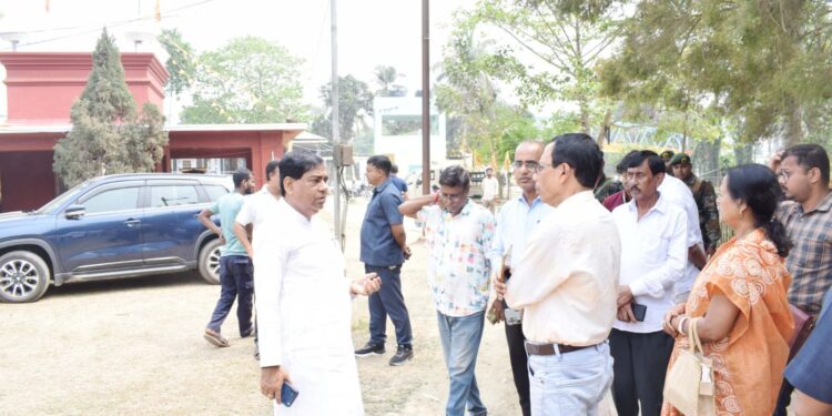  পুরনিগমের উদ্যোগে বটতলা মহাশ্মশানকে আধুনিক রূপে গড়ে তোলার কাজ শুরু। আপৎকালীন পরিস্থিতির কথা মাথায় রেখে রাস্তার ধারে নির্মাণ করা হচ্ছে নতুন চুল্লি, পাশাপাশি চলছে সৌন্দর্যায়নের কাজ।