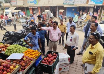 মেয়াদ উত্তীর্ণ ও ফরমালিন যুক্ত খাবারের বিরুদ্ধে বাজারগুলোতে যৌথ বিশেষ অভিযান চালায় সদর মহকুমাশাসক ও খাদ্য দপ্তরের আধিকারিকরা। বুধবার। ছবি – নিজস্ব