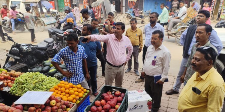 মেয়াদ উত্তীর্ণ ও ফরমালিন যুক্ত খাবারের বিরুদ্ধে বাজারগুলোতে যৌথ বিশেষ অভিযান চালায় সদর মহকুমাশাসক ও খাদ্য দপ্তরের আধিকারিকরা। বুধবার। ছবি – নিজস্ব